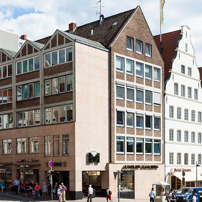 Fassade eines Eckgebäudes in Hamburg. Im Erdgeschoss ist Juwelier Mahlberg Hamburg zu sehen. 