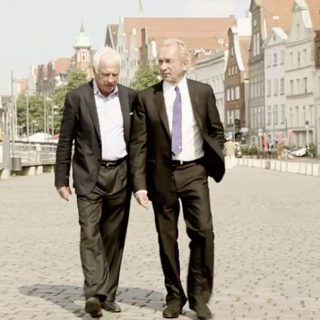 Ehemaligen Inhaber Jürgen Lau von Meyer und Gregor Wintersteller von Mahlberg gehen gemeinsam spazieren und zeigen die enge Bindung zwischen den Juwelieren Mahlberg und Meyer.
