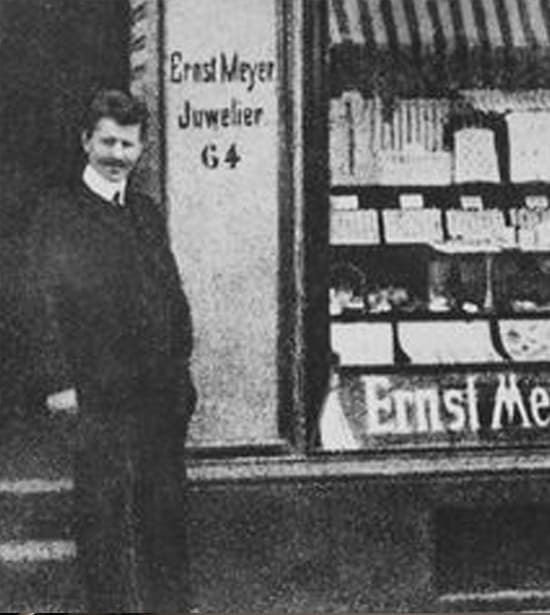 Schwarz-weiß-Bild von Ernst Meyer vor seinem Geschäft. Er gründete die Juweliergeschäfte in Bremen und Oldenburg.