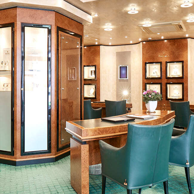 Der Rolex Showroom von Juwelier Mahlberg in Kiel ist mit luxuriösen Tischen, Stühlen, Vitrinen und Wandelementen ausgestattet
